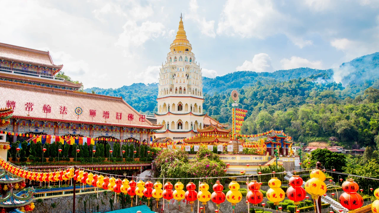 برج‌های پتروناس، غار باتو و گنتینگ هایلندز در مالزی