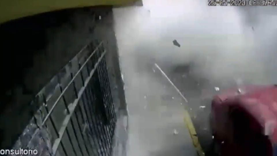 VIDEO: Momento exacto de la explosión de gas en Toluca; una persona que pasaba resultó herida