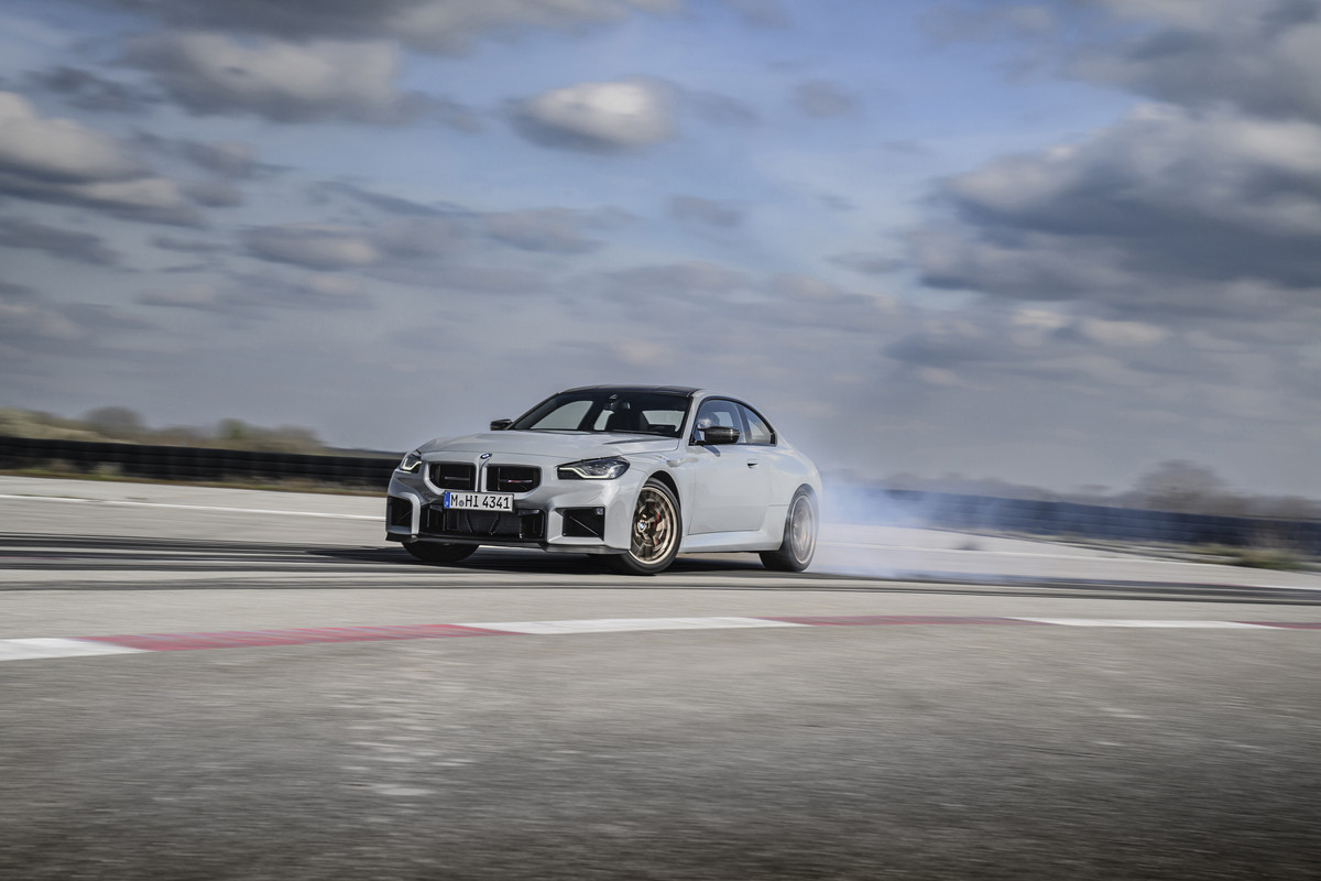 P90600855_highRes_the-new-bmw-m2-cs