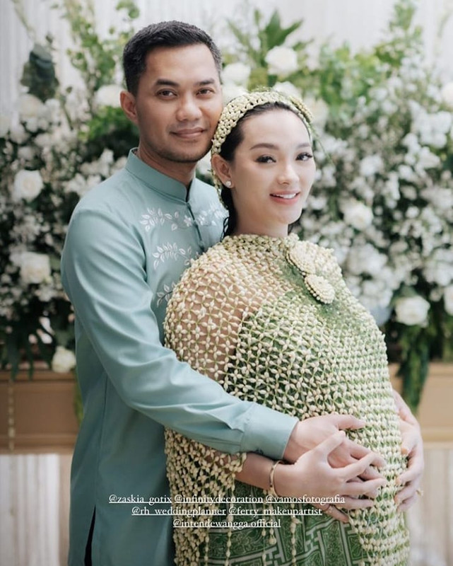 Sirajuddin Mahmud bersama Zaskia Gotik setelah prosesi siraman 7 bulanan