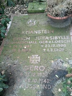 Tumba de von Manstein, su esposa y su hijo Gero en el cementerio de Dorfmark, en Baja Sajonia