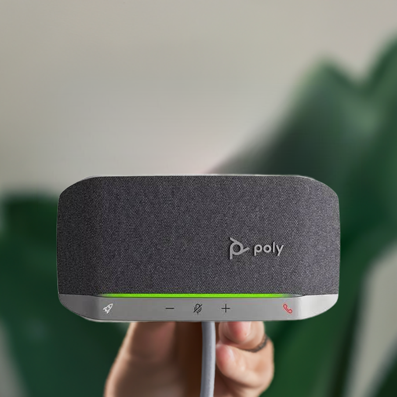 Speakerphone Poly Sync 10 com adaptador USB-A, mostrando a versatilidade de conexão