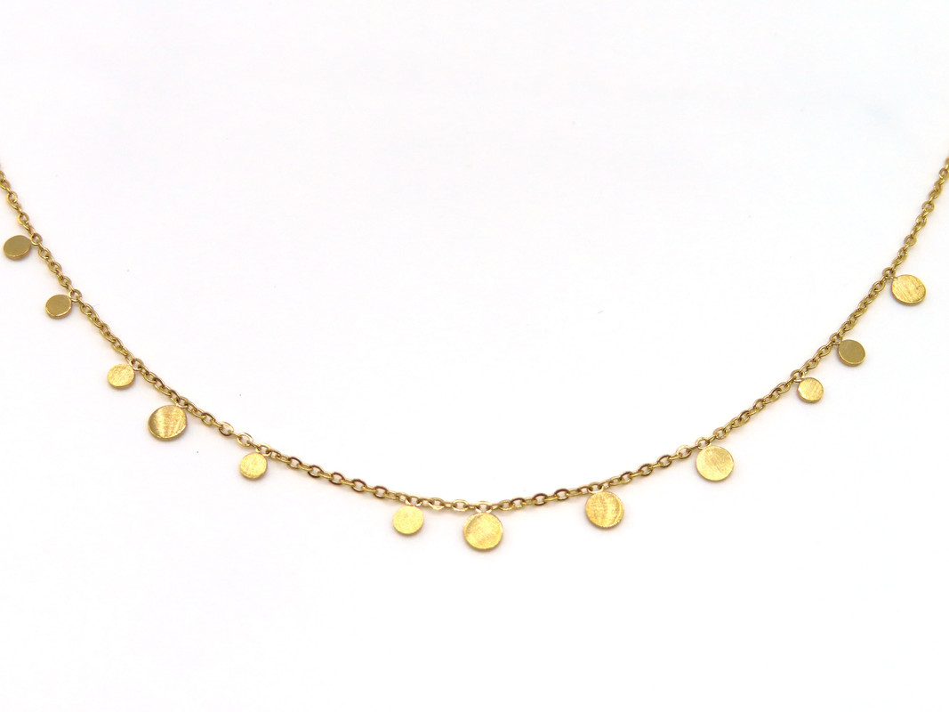 We are in love with this minimalistic coin necklace! You can create beautiful layers by using this beauty