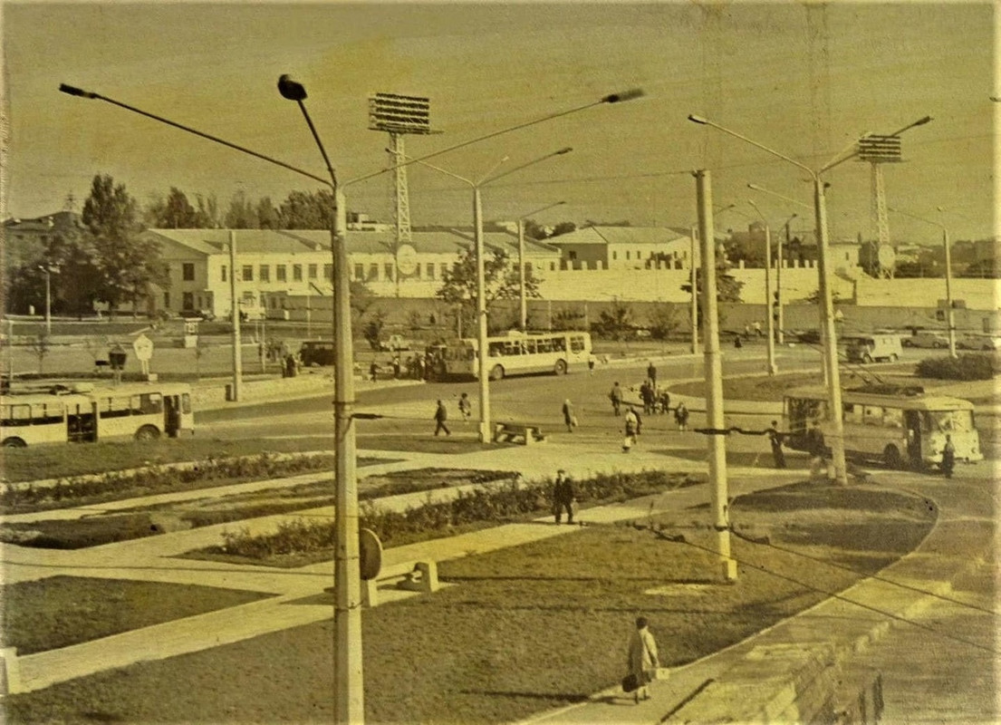 1984 площадь восставших