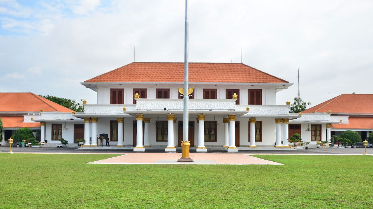 Gedung Negara Grahadi: Simbol Sejarah dan Keindahan Kota Surabaya