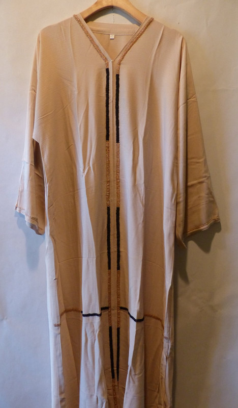 TRADITIONAL BEIGE KAFTAN AND SASH WITH BLACK AND GOLD EMBROIDERY IN SIZE 56