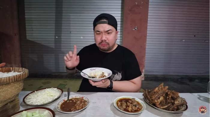 Nex Carlos saat mencicipi sajian kuliner di Entok Slenget Kang Tanir.