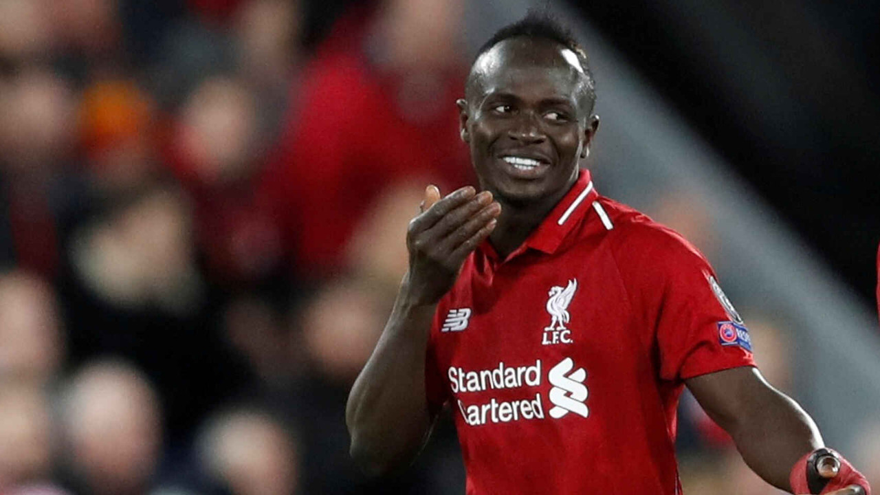 Sadio Mané sufre brutal choque de cabezas y se desploma en la cancha