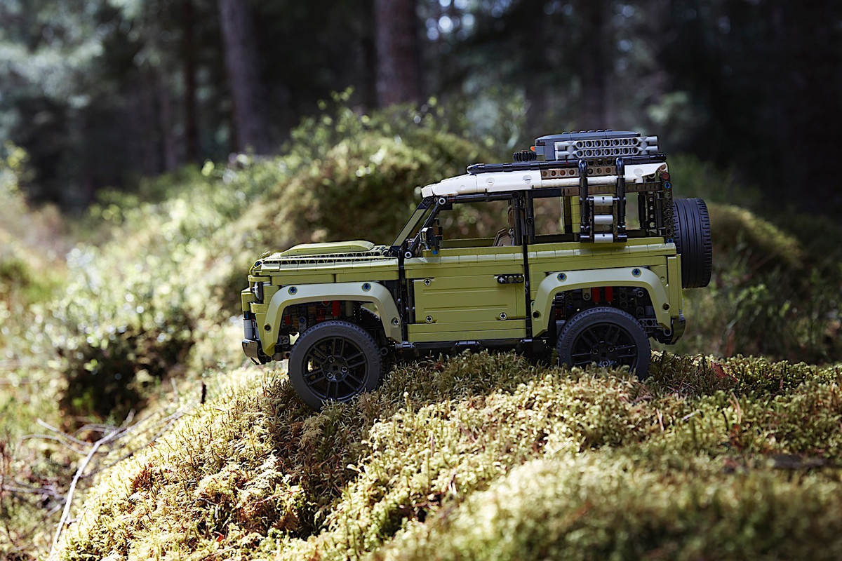 2020 Land Rover Defender LEGO Technic (3)