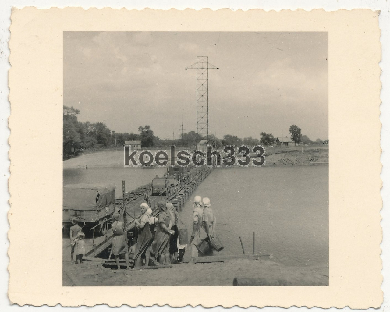 Foto Fahrzeuge der Wehrmacht auf Kriegsbrücke über den Donez in Russland 1942