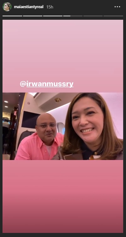Maia Estianty dan Irwan Mussry berpose di dalam jet pribadi