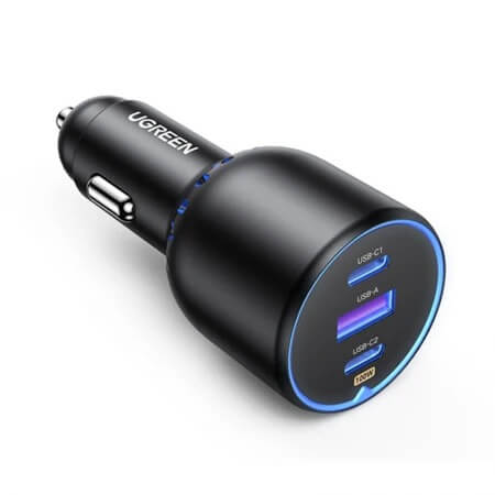 Un cargador de coche UGREEN con múltiples puertos USB-C, enfatizando la carga rápida y la capacidad de conectar varios dispositivos.