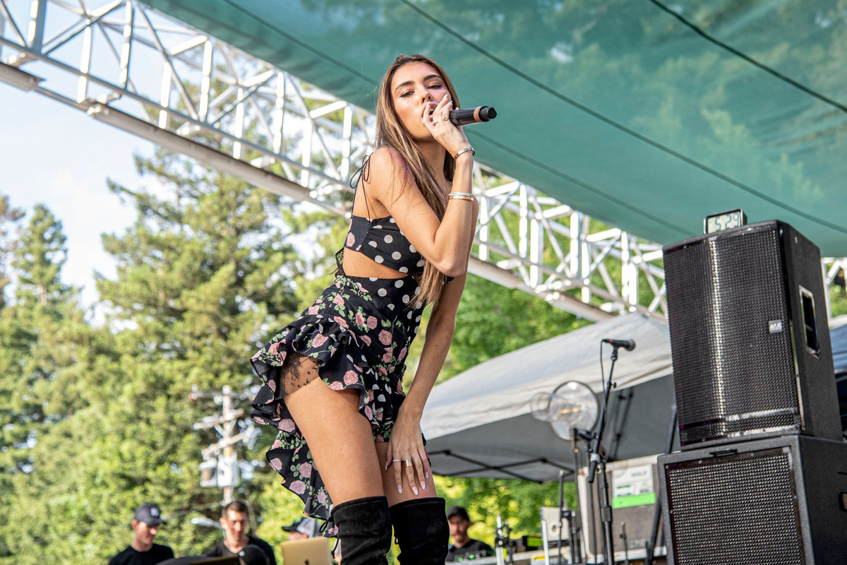 Madison-Beer-Sexy-on-Stage-31