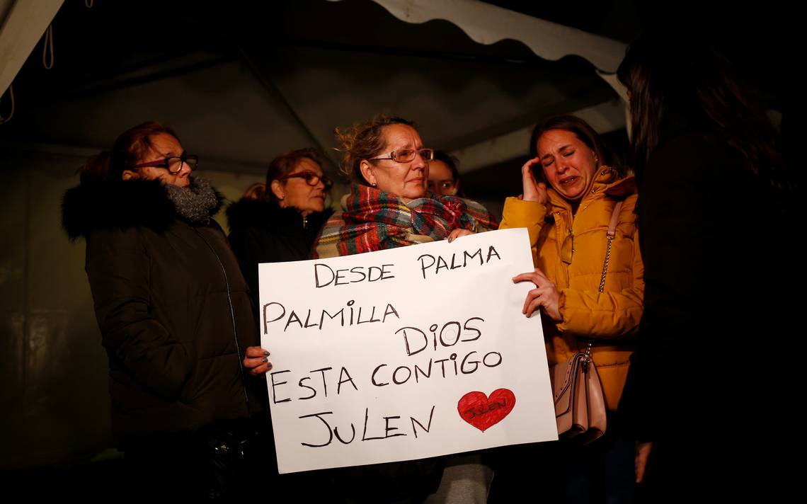 Rescatistas tratan de salvar a un niño que cayó a un pozo en Marruecos