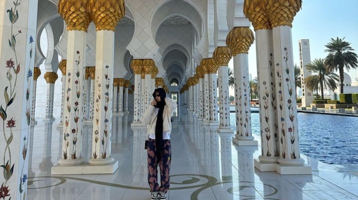 Potret Jennie BLACKPINK saat mengunjungi Masjid Seikh Zayet, di Abu Dhabi, Uni Emirat Arab (UEA) yang memiliki segudang fakta unik.