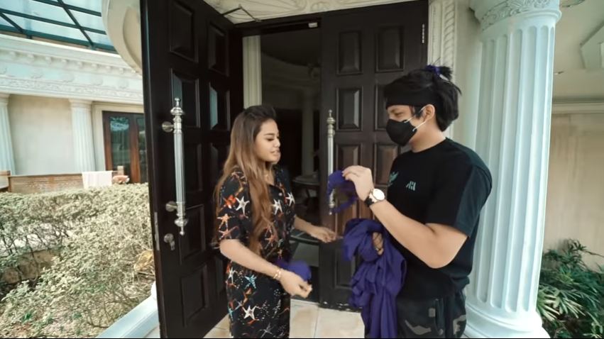 Aurel Hermansyah memberikan pernak-pernik baju tidur bayi untuk calon anaknya kelak