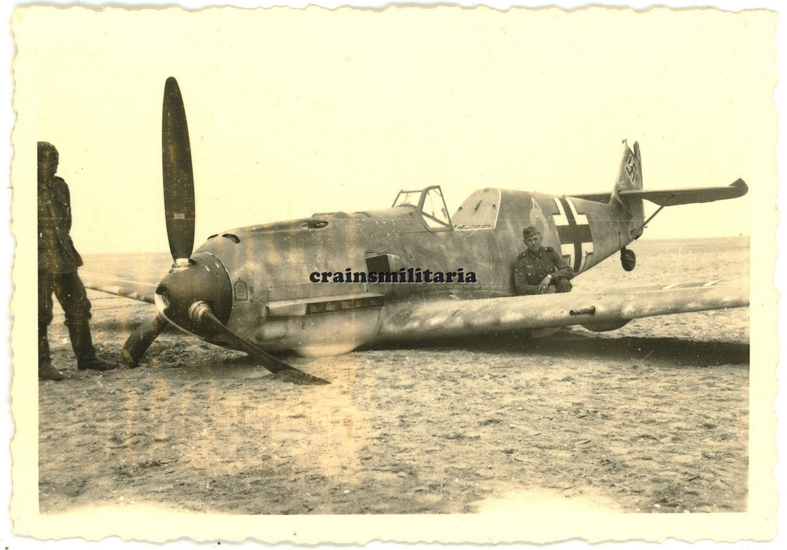 Orig. Foto Messerschmitt Bf 109 Flugzeug in OYE-PLAGE Dünkirchen Frankreich 1940
