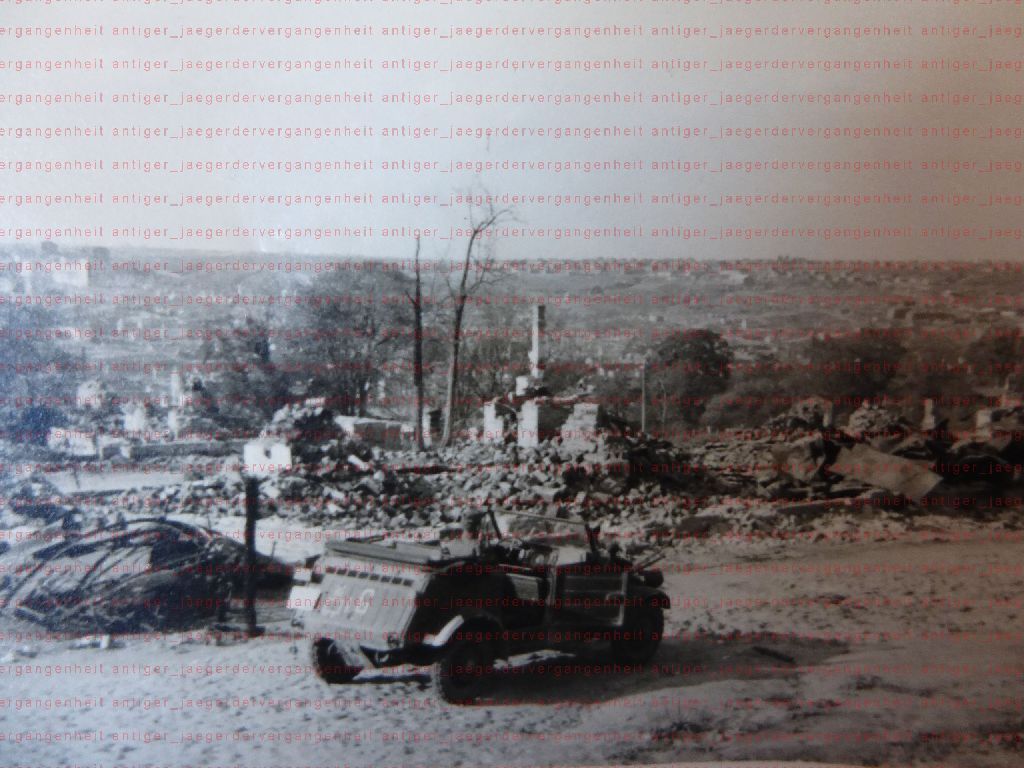 Foto 2.WK VW Kübelwagen Typ 82 vor zerstörter Stadt Dorf Südfron