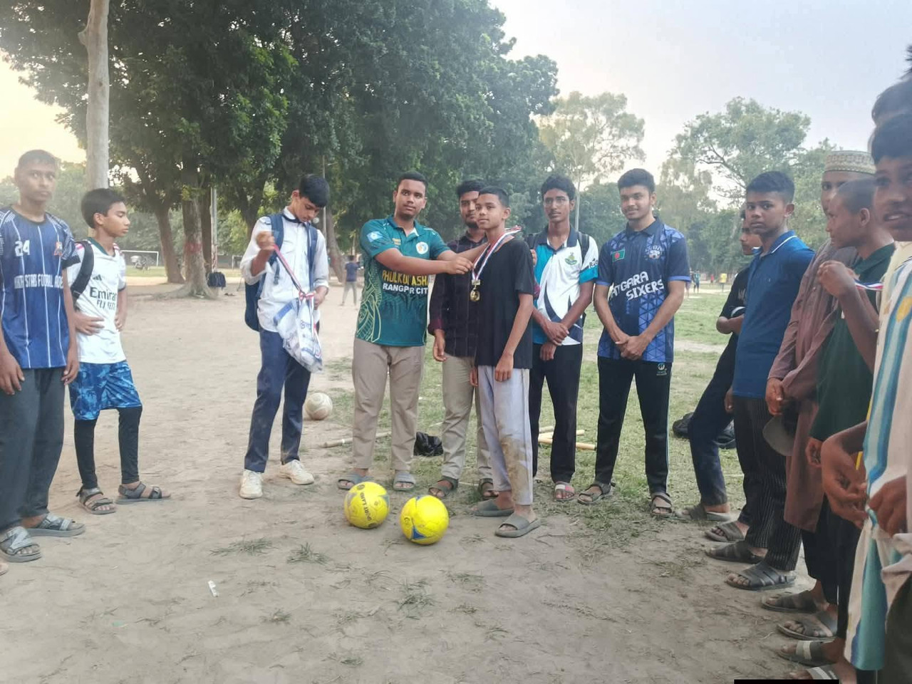 ফুটবল দলের সদস্যরা