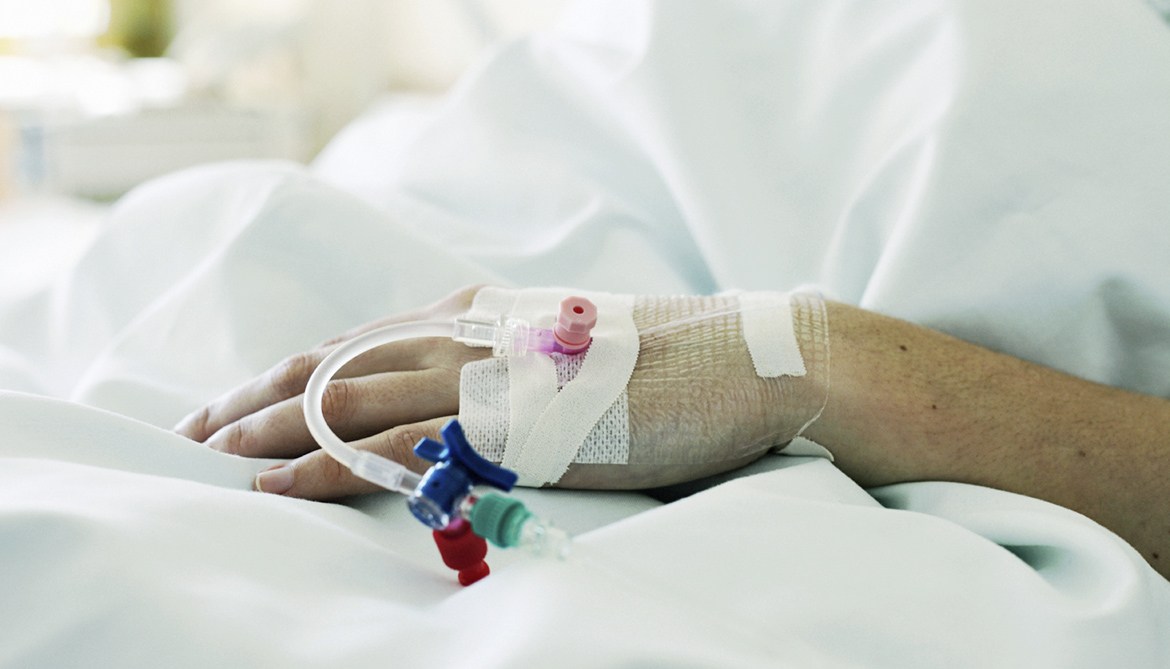 Mujer con certificado de vacunación falso muere de covid en Francia