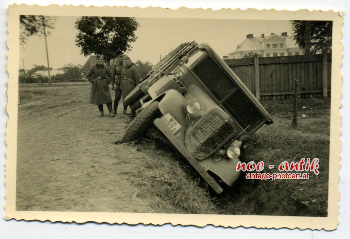 Zamosc Polen LKW Wehrmacht im Straßengraben Heer