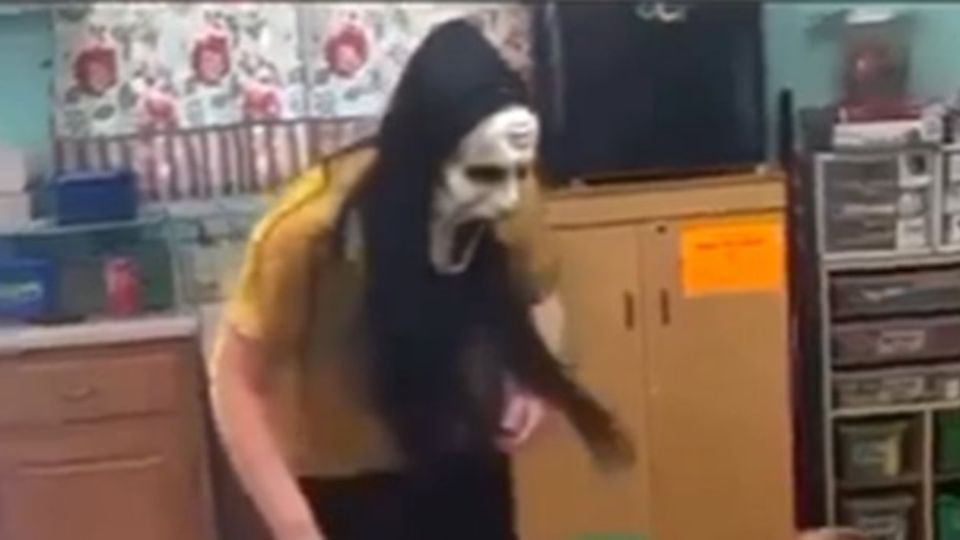 Insólito: Educadoras podrían pasar 10 años tras las rejas por asustar a niños con máscaras de Halloween