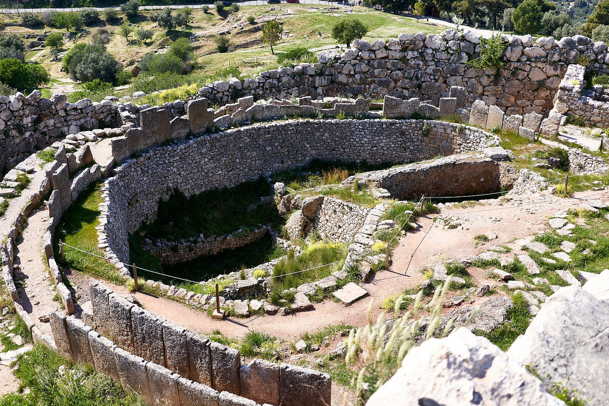 The_Grave_Circle_A_(16th_cent._B.C.)_in_the_citadel_of_Mycenae_on_26_March_2019