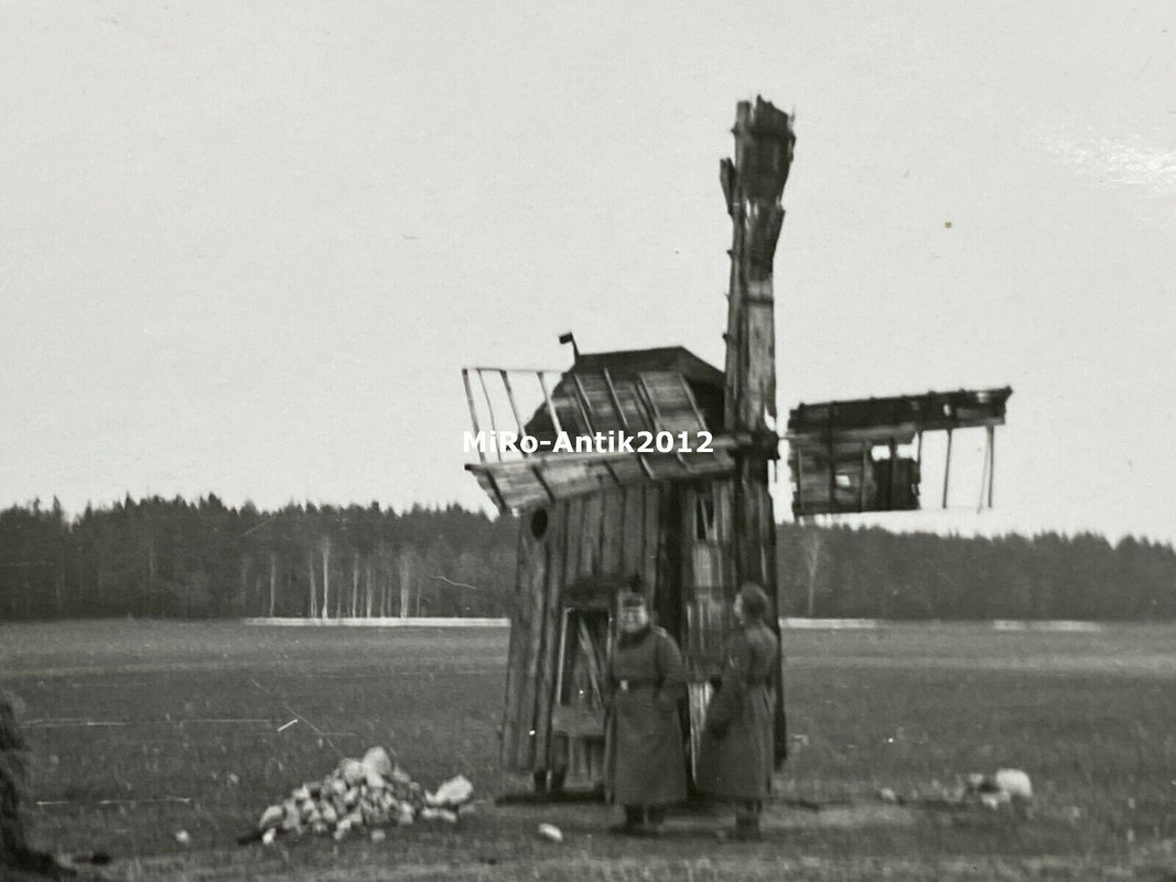 kleine Windmühle aus Holz in Russland2