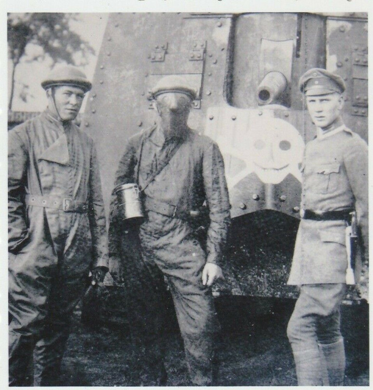 Foto Panzer Frontkämpfer mit Gladiatoren Maske Portepee Säbel Repro 1.WK (2)