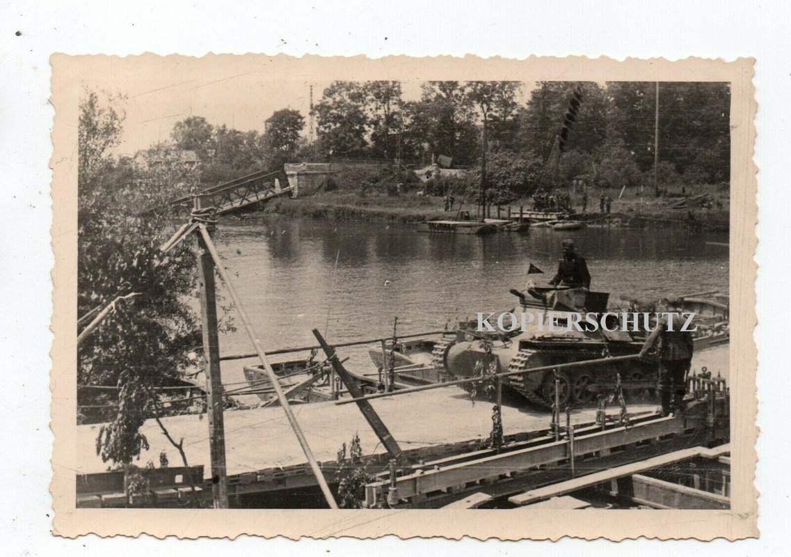 Frankreich 1940 Vorm. SDkfz Panzer Tank Soldat zerst. Brücke Pontonbrücke