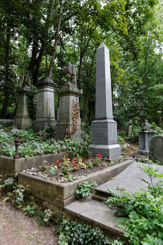 Highgate-Cemetery-East-George-Eliot-01