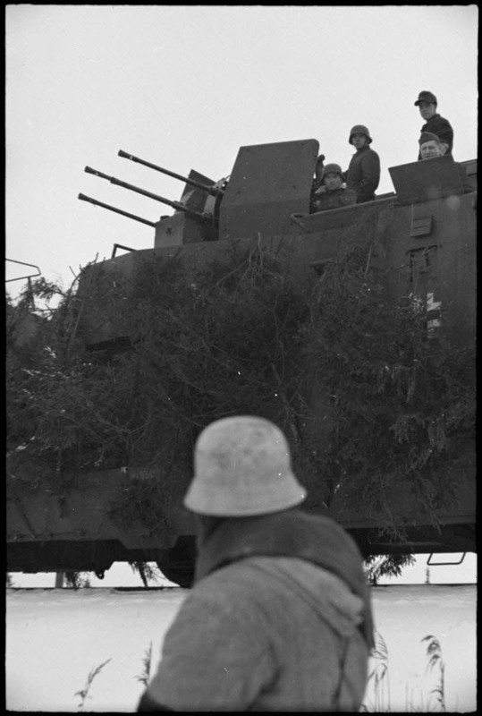 Le retour d'une patrouille de Jäger allemands vers un train blindé, les tubes quadruples du 2 cm Fla