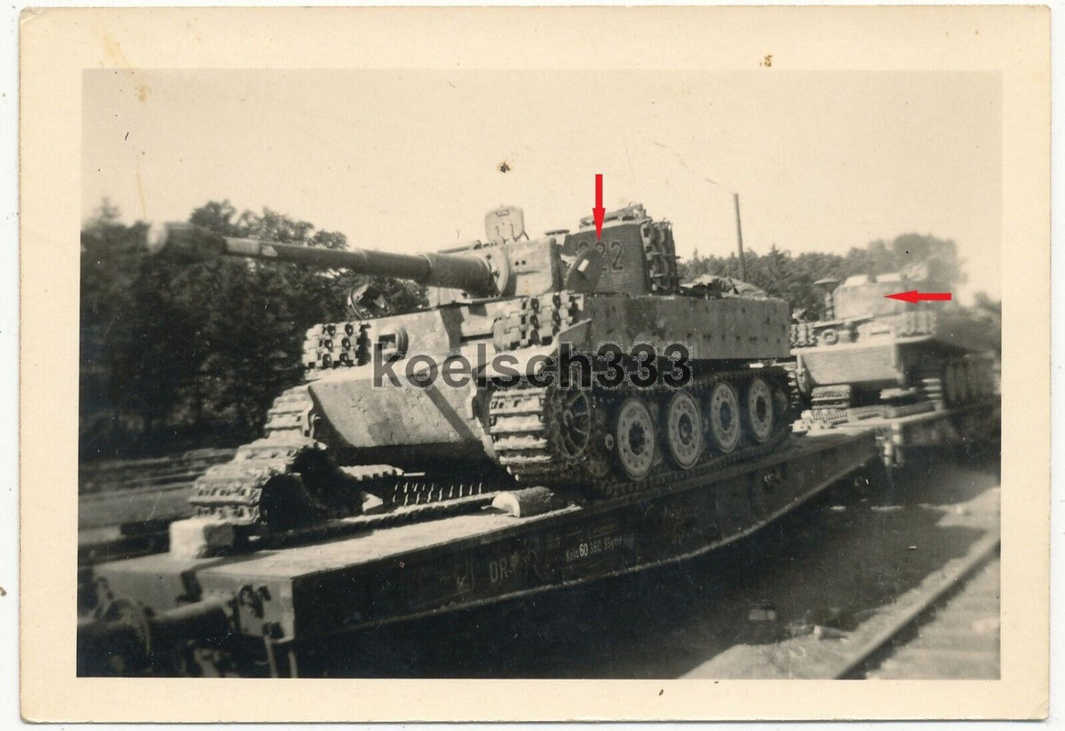 Foto Tiger Panzer VI Nr. 222 Kdt. Wittmann (-) vor Tiger Nr. 313 auf Eisenbahn