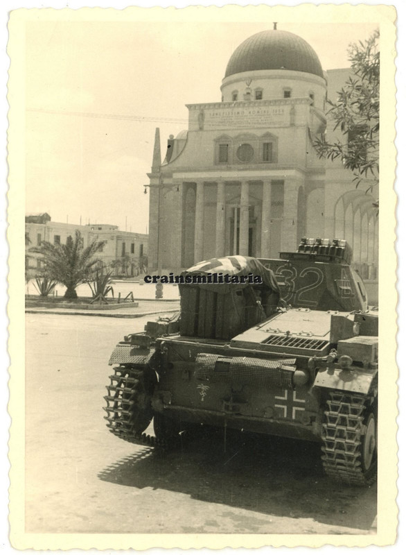 Orig. Foto Panzer Tank mit DAK Wappen Kanister bei Kathedrale BENGASI Afrika