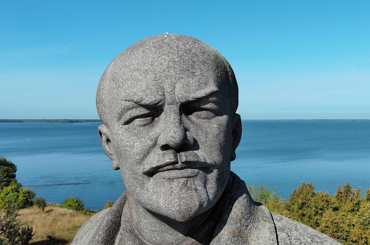 Памятник Ленина лицр крупно