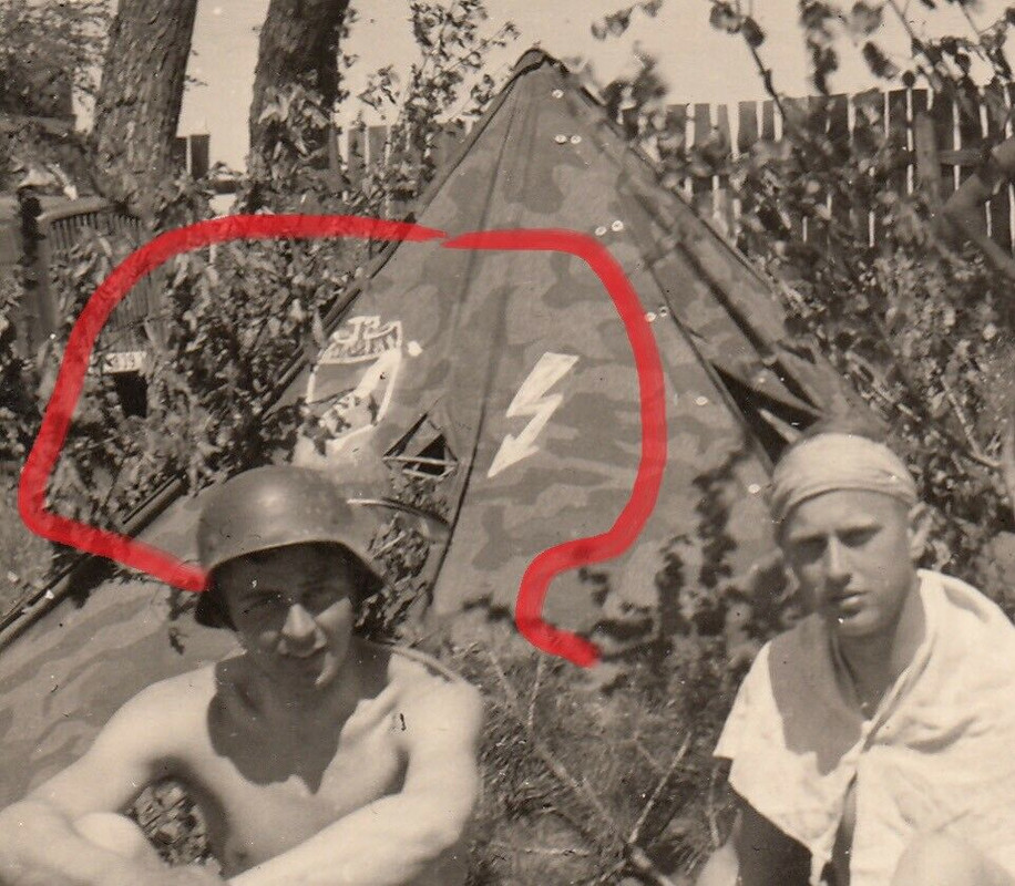 Foto WH Soldat Sturmgeschütz Panzer Tank StuG Abt. 197 Wappen auf Zelt