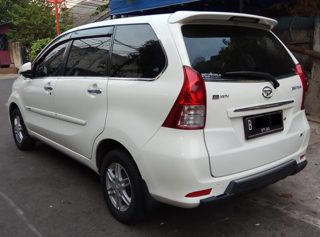 2015_Daihatsu_Xenia_1.3_R_AT_Sporty_(rear),_Sawah_Besar,_Central_Jakarta_(cropped)