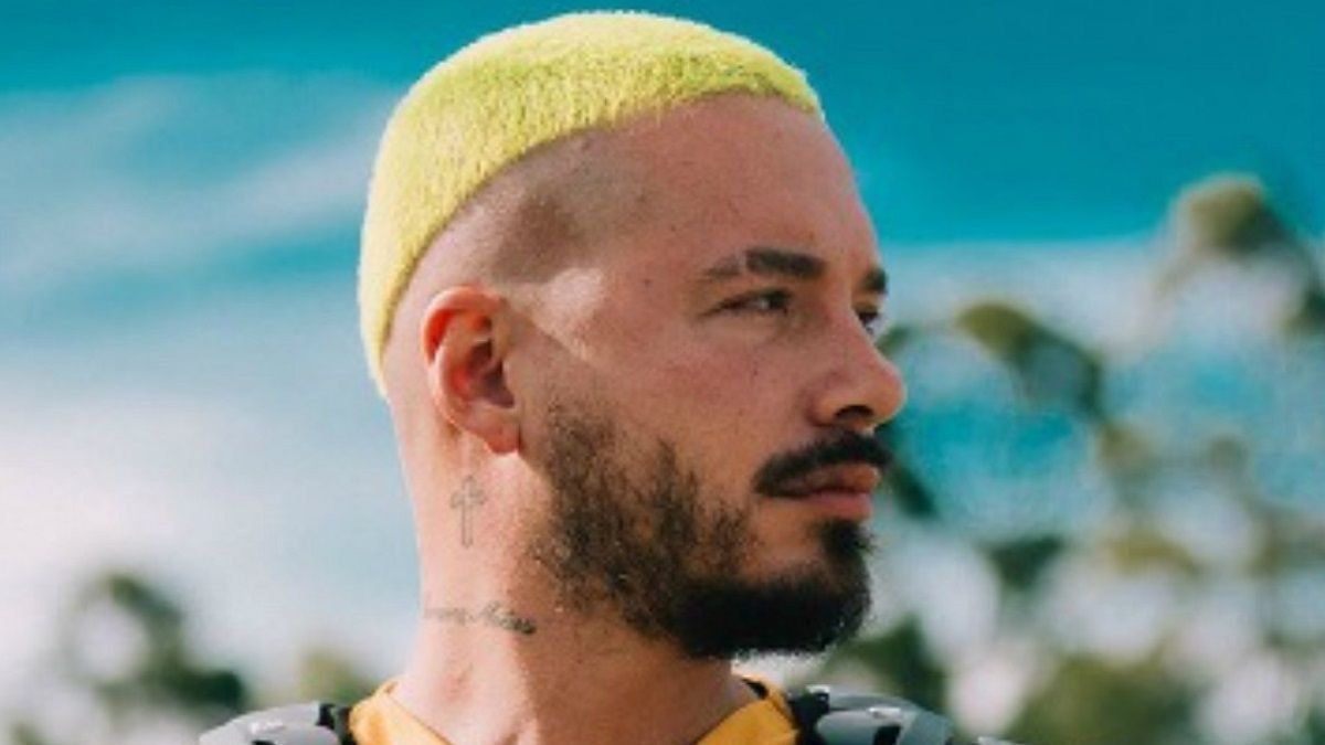 J Balvin presencia pedida de mano y detiene su concierto para el “mágico momento”