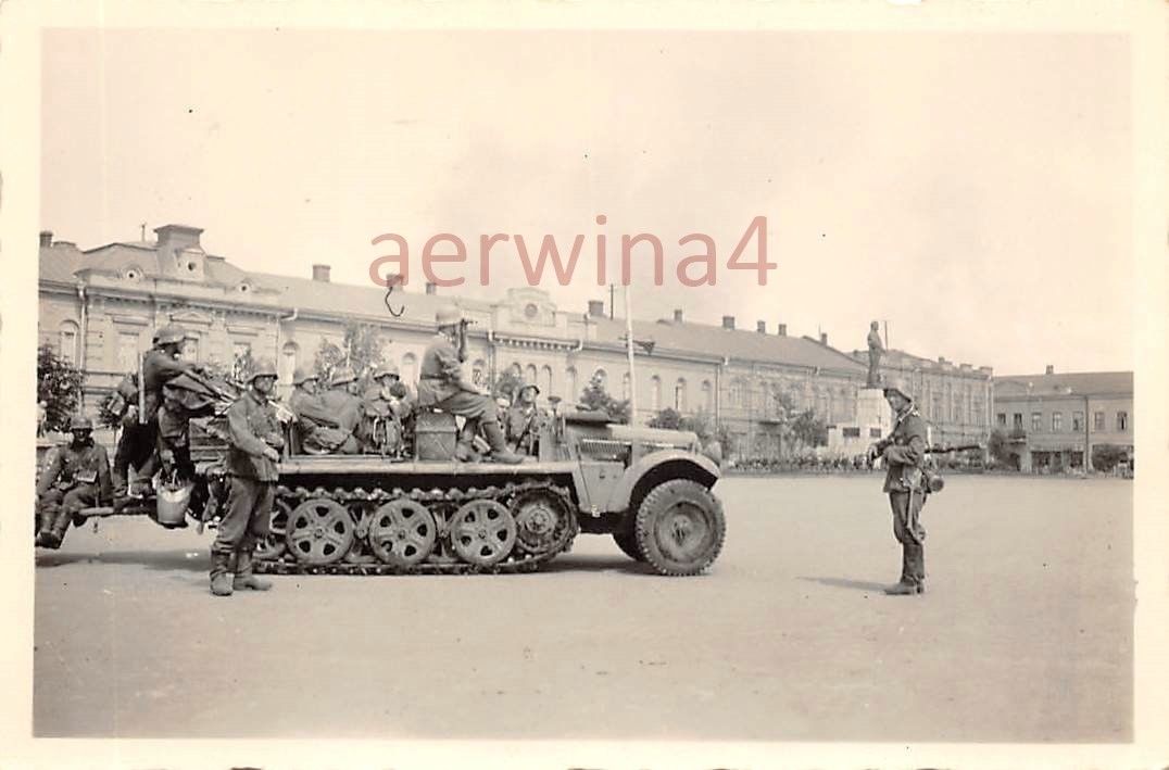 Panzerjäger Halbketten - Zugmaschine Stalin Denkmal Kirowograd U