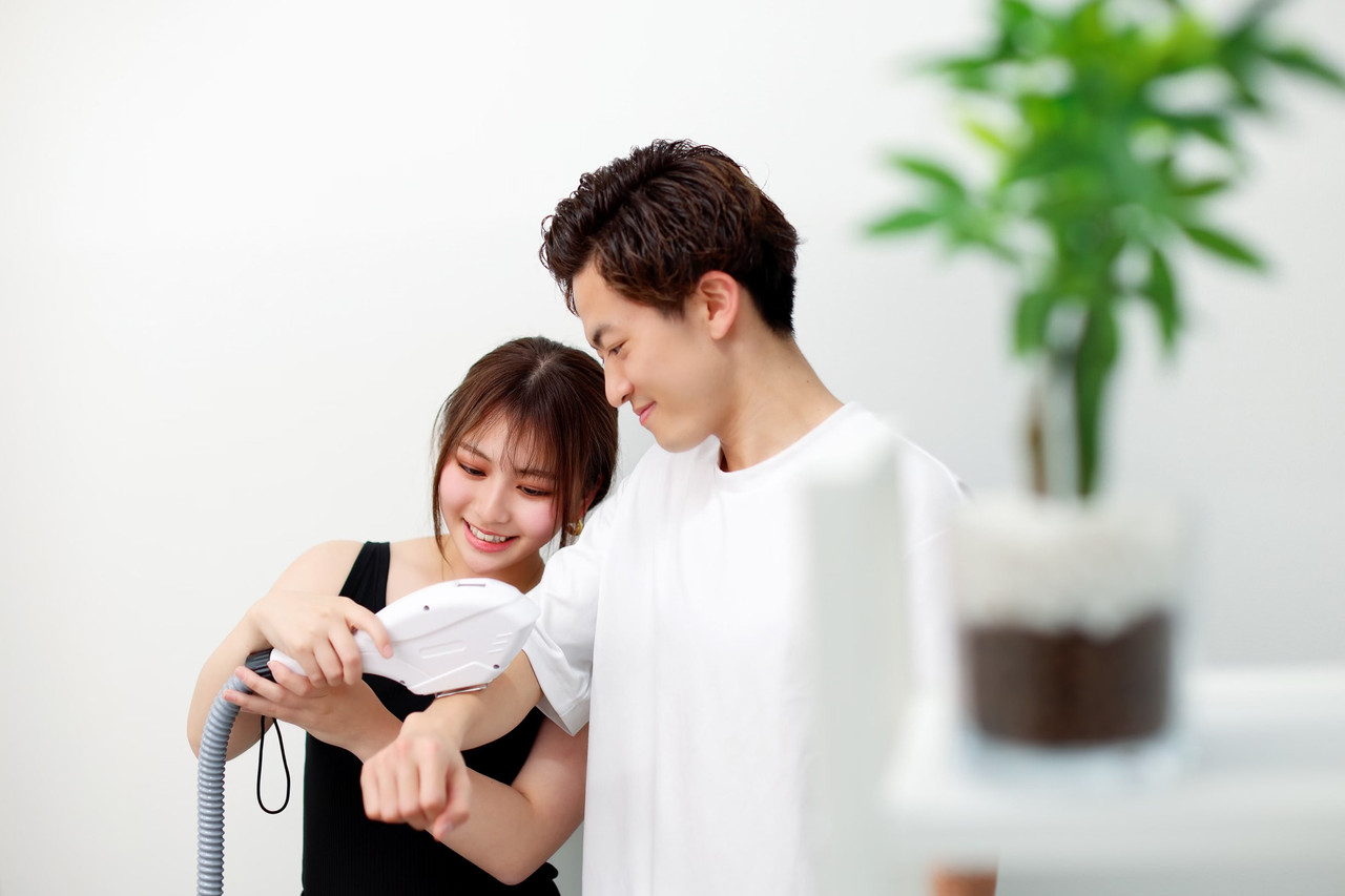 男女どちらでも利用しやすい、落ち着いた照明の個室内。カップル利用も可能な雰囲気