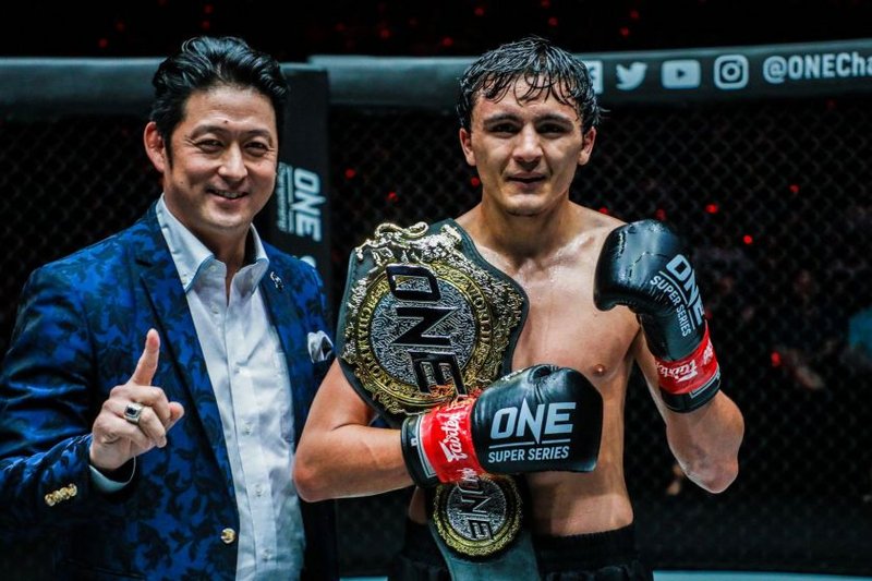 ONE Championship наказаха боец и треньор, защото нахлуха на ринга