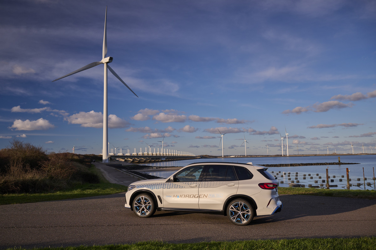 P90494396_highRes_bmw-ix5-hydrogen-on-