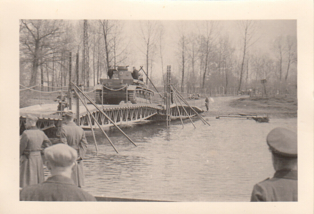 Deutscher Kampfpanzer Panzer IV auf Pontonbrücke – Vormarsch Ostfront