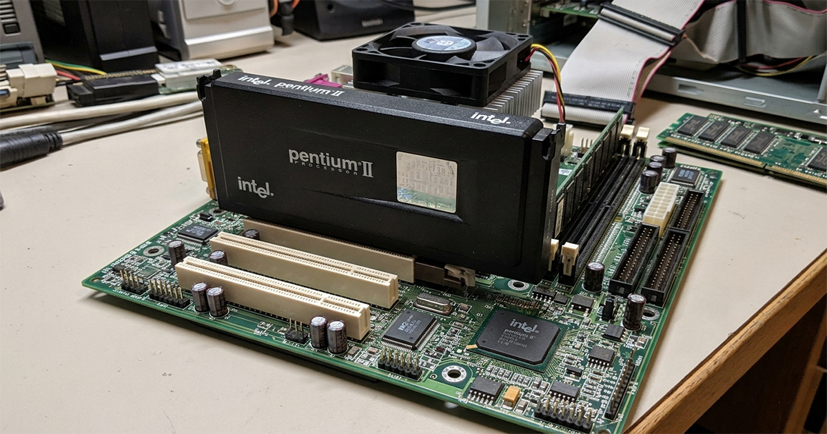 Ilustrasi besar SLOT 1 pada motherboard klasik