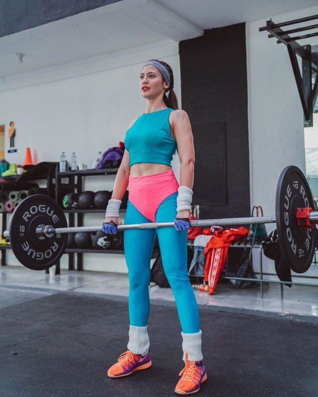 Pevita Pearce angkat beban
