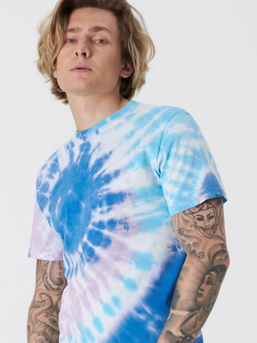 barbat tanar imbracat intr-un tricou grafic multicolor
