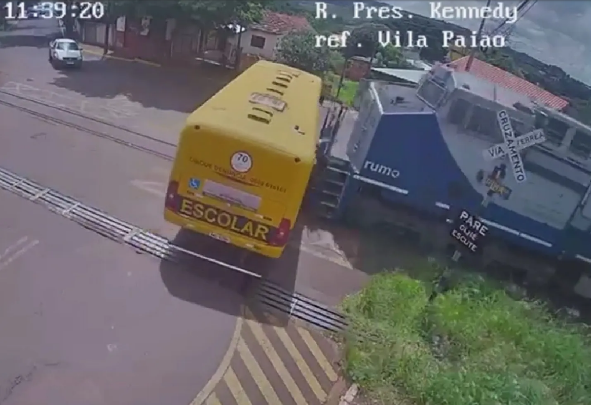 Tragedia en Brasil, tren destroza autobús de estudiantes: este es el video