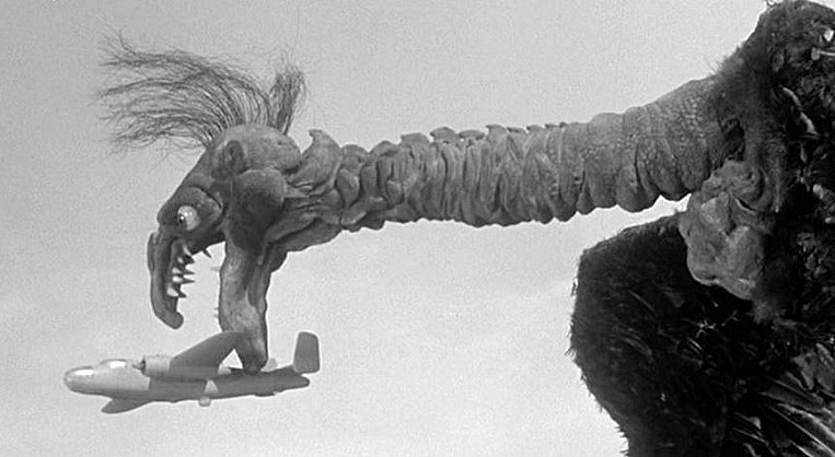 MATINEE-GIANT-CLAW-1-FOTOR.jpg