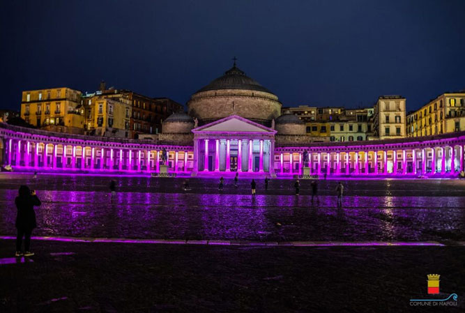 Piazza Plebiscito a Napoli illuminata di rosa (www.comune.napoli.it)