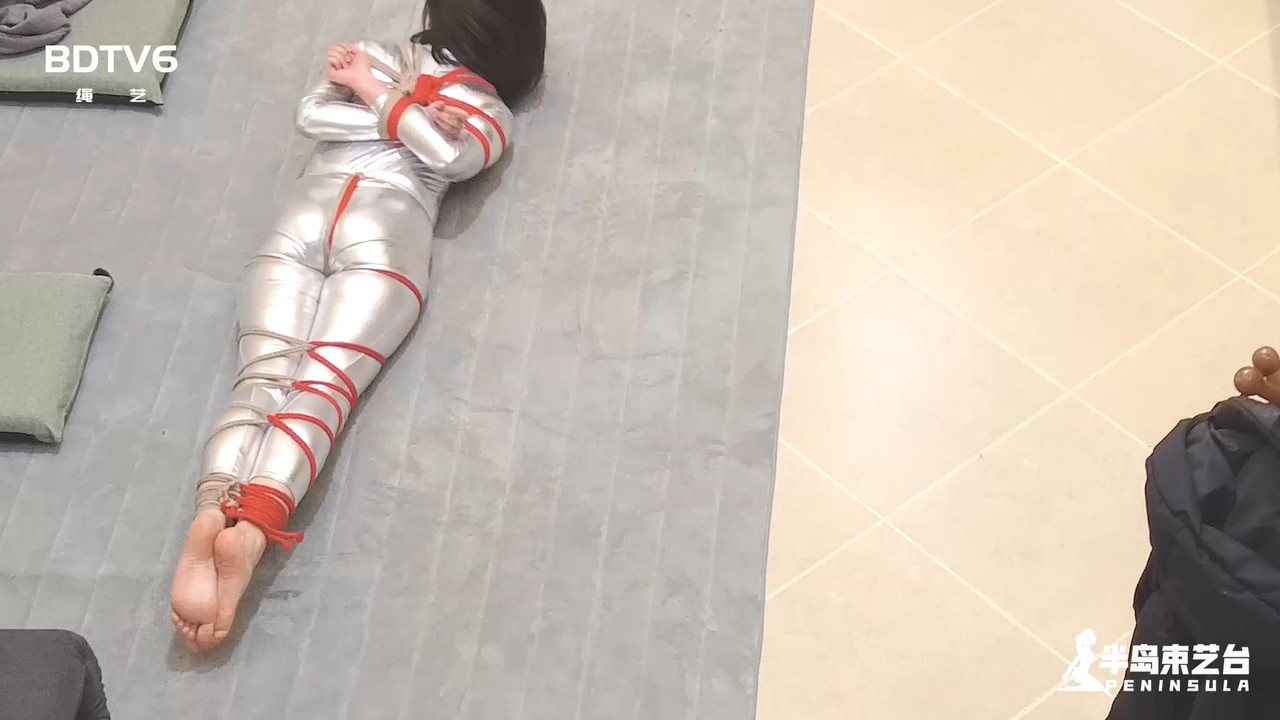 半岛束艺 不太半岛的画风：银色胶衣满地挣扎~小蛇.mp4_20210415_131328.258